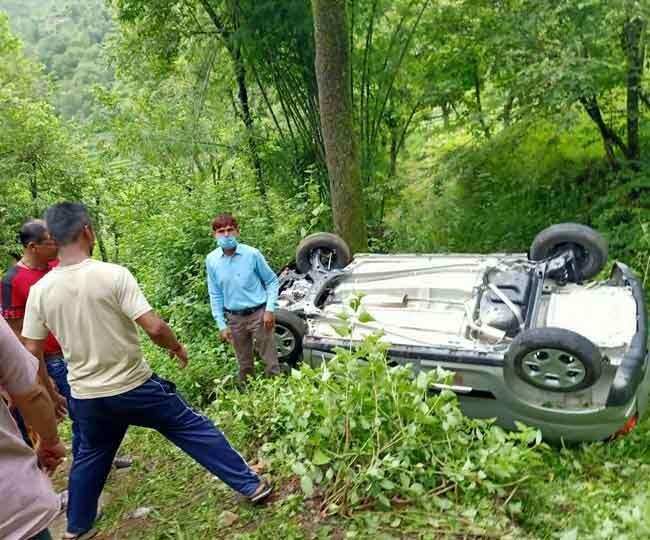 टिहरी-नई कार लेकर पत्नी संग निकला घूमने, बुजुर्ग को टक्कर मार खुद भी खाई में समाया