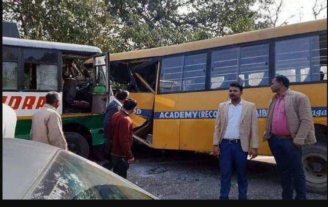 हल्द्वानी-रामनगर में स्‍कूल बस के साथ पैसेंजर बस की जबरदस्त भिड़ंत, 13 यात्री घायल