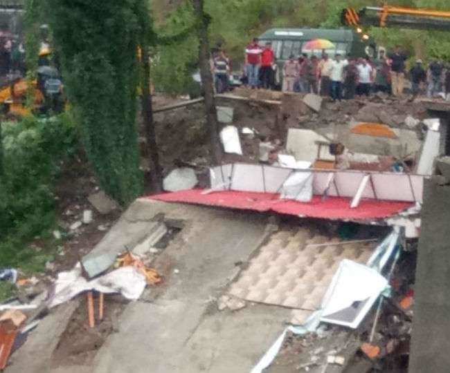 हिमाचल प्रदेश में बहुमंजिला इमारत गिरी, सेना की 15 जवानों की मौत की आशंका, कई घायल