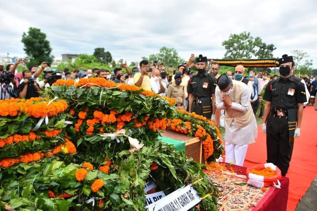 देहरादून- शहीद राजेन्द्र के अंतिम दर्शनों को उमड़ी भीड़, सरकार शहीद की पत्नी को देेंगी सरकारी नौकरी-सीएम