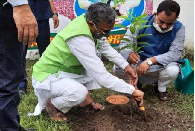 उत्तराखंड- सीएम त्रिवेन्द्र सिंह रावत ने इस अंदाज में मनाया हरेला पर्व, दिया ये खास संदेश