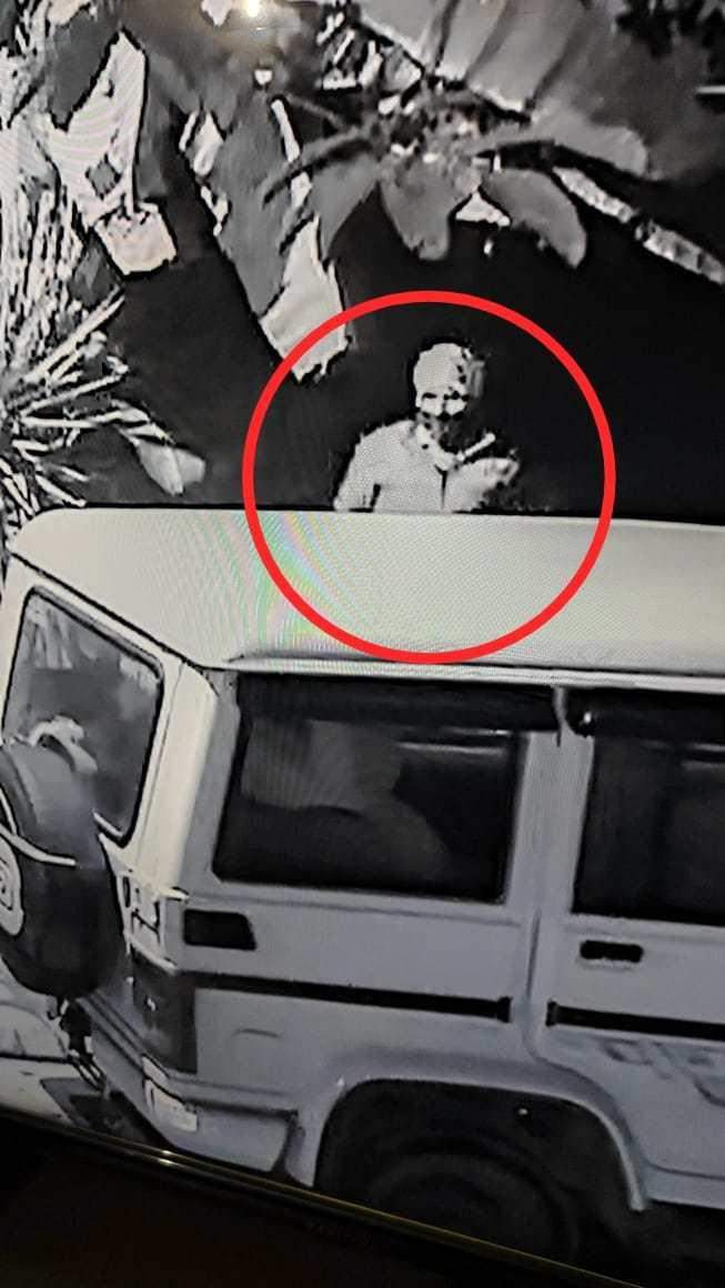 बरेलीः घर के बाहर से एसीएमओ की बोलेरो चोरी, सीसीटीवी में देखिए चोर की तस्‍वीर….