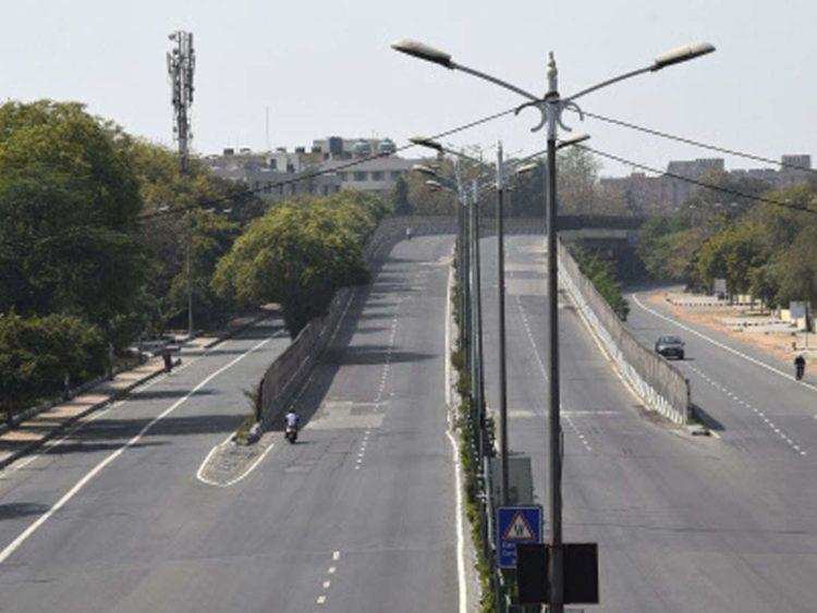 Lockdown: लॉकडाउन के चलते सड़क परिवहन एवं राजमार्ग मंत्रालय ने नवीनीकरण की दी छूट