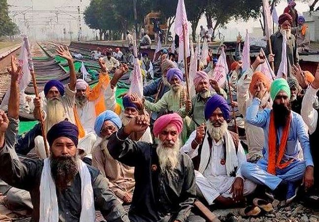 किसान आंदोलन: किसानों का रेल रोको आंदोलन शुरू, दिल्ली के आसपास रेल लाइन छावनी में तब्दील