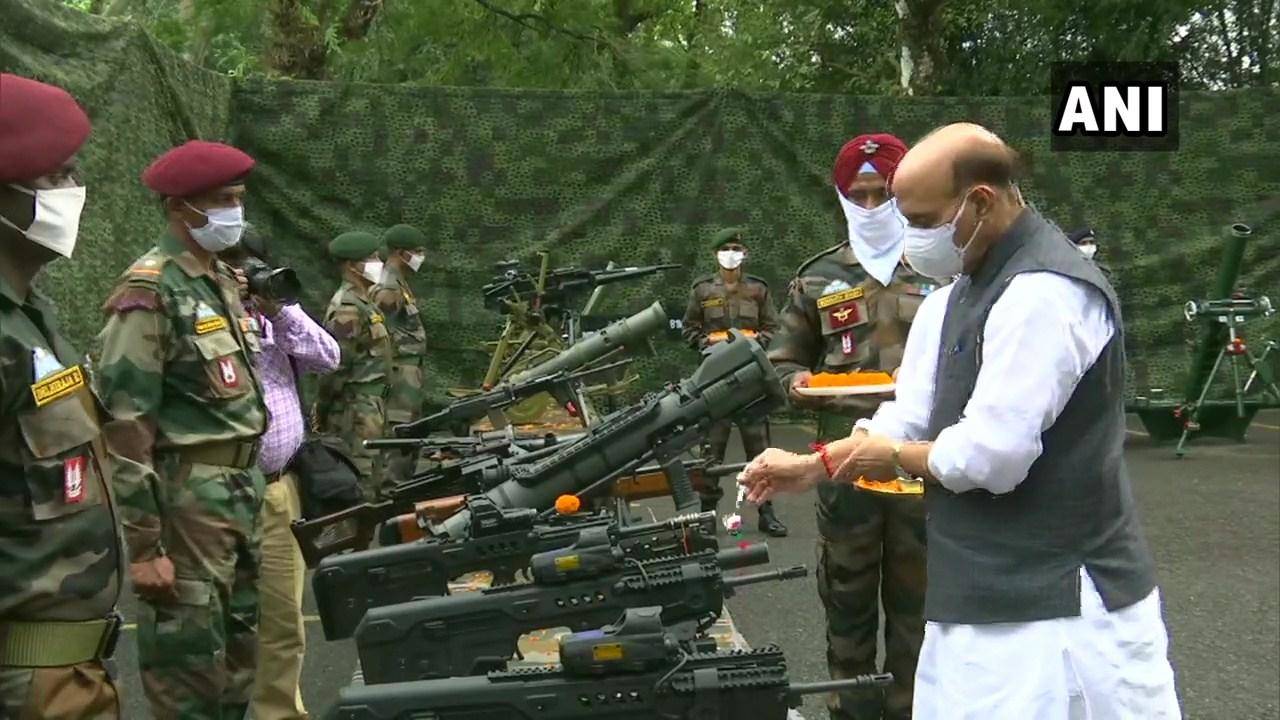 रक्षा मंत्री राजनाथ सिंह ने शस्त्र पूजा कर पड़ोसी देशों को दिया ये संदेश