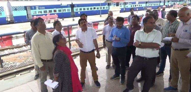 जब अचानक लालकुआं रेलवे स्टेशन का निरीक्षण करने पहुंचे डीआरएम, अधिकारियों के छूटे पसीने