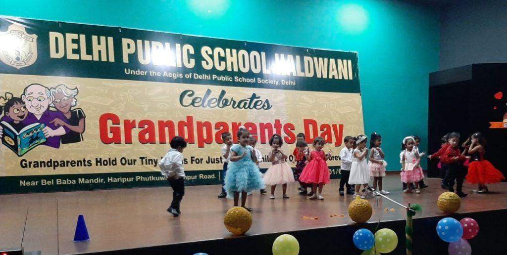 हल्द्वानी-दिल्ली पब्लिक स्कूल में मनाया गया ग्रैंड पेरेंट्स डे, किया नाना-नानी और दादा -दादी को याद