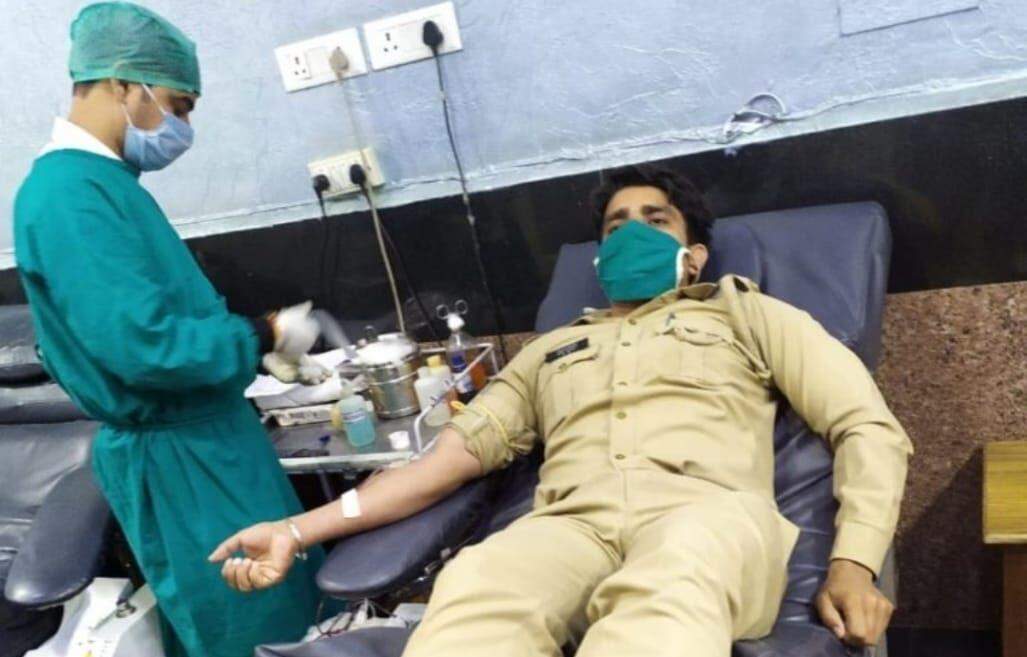 Shahjahanpur: लॉकडाउन के चलते पुलिसकर्मी ने बचाई महिला की जान, लोग कर रहे तारीफ