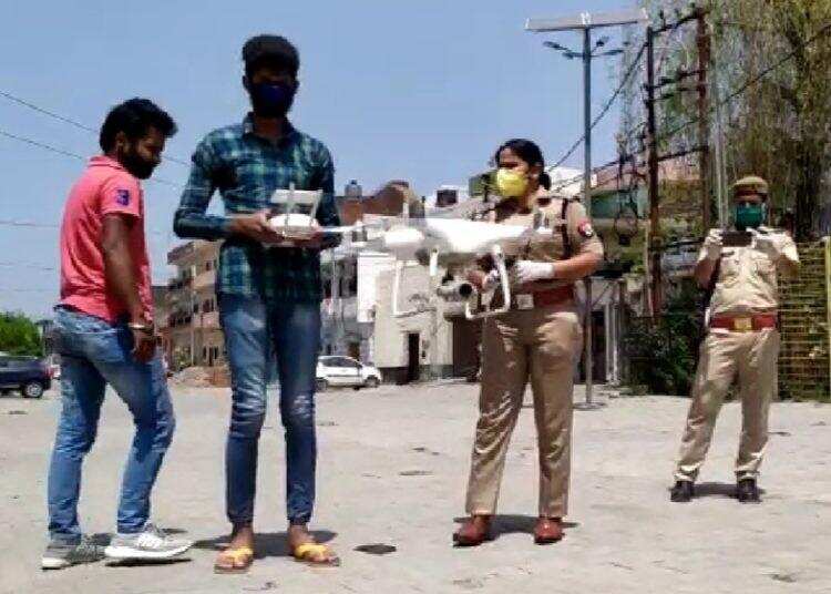 COVID-19: सुभाष नगर क्षेत्र में ड्रोन से हो रही है निगरानी, पुलिस घर पहुंचा रही है जरूरी सामान