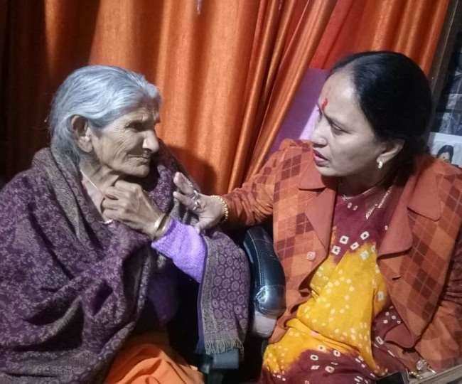 रामनगर- बेटे ने 85 वर्ष की मां को घर से निकाला, फफक-फफक रो पड़ी बुजुर्ग बोली बहू देती है ऐसी यातना