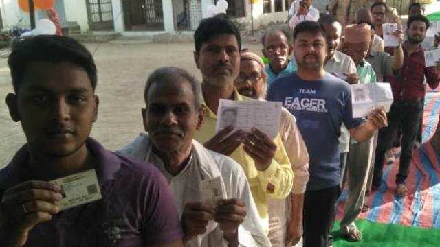 नई दिल्ली-पांचवें चरण का मतदान जारी, पुलवामा में ग्रेनेड से हमला और बिहार में इवीएम तोड़ी