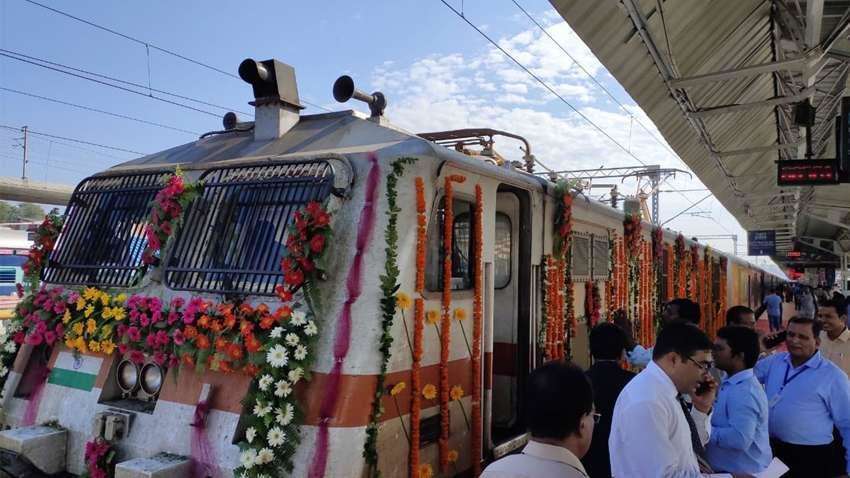 देश की पहली प्राइवेट ‘तेजस’ ट्रेन लखनऊ से दिल्ली रवाना, लेट होने पर यात्रियों को मिलेगा हर्जाना, मिलेंगी ये शानदार सुविधाएं