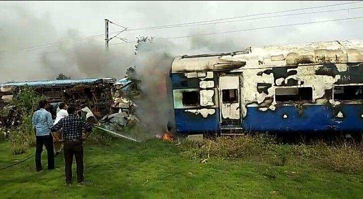 कानपुर-  इंदौर राजनगर पटना एक्सप्रेस के डिब्बो में लगाई आग, 150 यात्रियों की हुई थी मौत