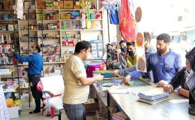 देहरादून-लॉकडाउन के बीच राज्य में खुली किताबों की दुकानें, अभिभावकों ने ली राहत की सांस