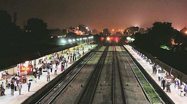Railway: व्यस्त स्टेशनों से वसूला जाएगा शुल्क, बढ़ सकता है किराया