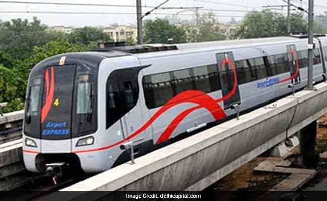 नई दिल्ली-नजारा देख लोगों के खड़े हो गये रोंगटें, जब मेट्रो के गेट में साड़ी फंसने के बाद महिला को घसीटते ले गई मेट्रो