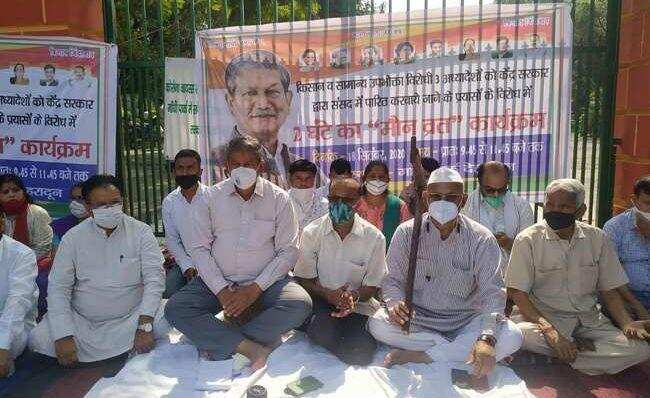 देहरादून-गांधी पार्क में हरदा बैठे मौन व्रत पर, जानिये क्या है पूरा मामला