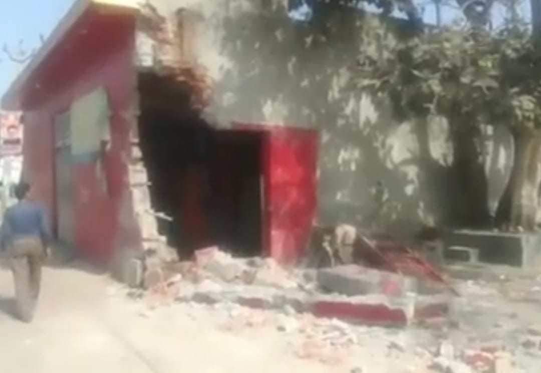 बरेली: मंदिर की दीवार को तोड़ते हुए 11 हजार लाइन से जा टकराया ट्रक,  मच गयी भगदड़