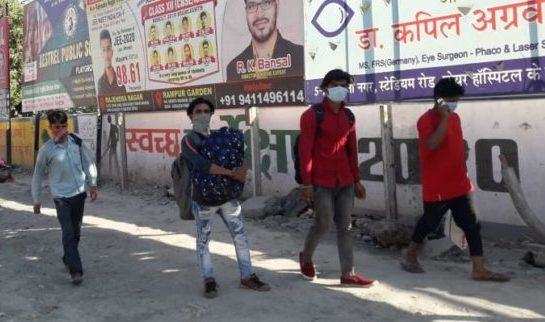 हल्द्वानी-(लॉकडाउन)-12 हजार में दिल्ली से रुद्रपुर पहुंचे अल्मोड़ा के चार युवक, पैदल भीमताल पहुंचे तो लोगों ने दिखाई मानवता