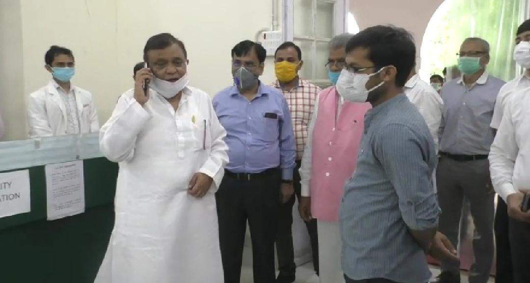 Bareilly: स्वास्थ्य मंत्री ने किया जिले का दौरा, व्यवस्था देख नाराज हुए मंत्री