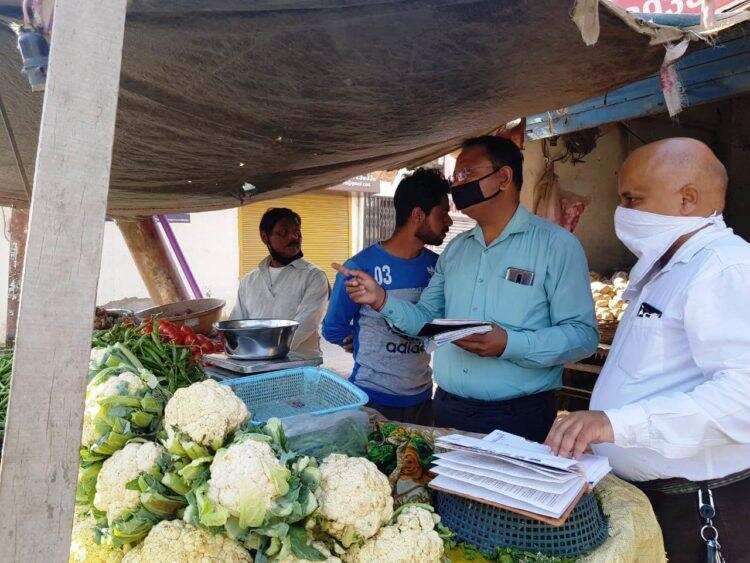 हल्द्वानी-महंगे दामों पर बेच रहे थे फल और सब्जी ऐसे पड़ा एडीएम का छापा, 8 लोगों का कोर्ट चालान कई के लाइसेंस निरस्त