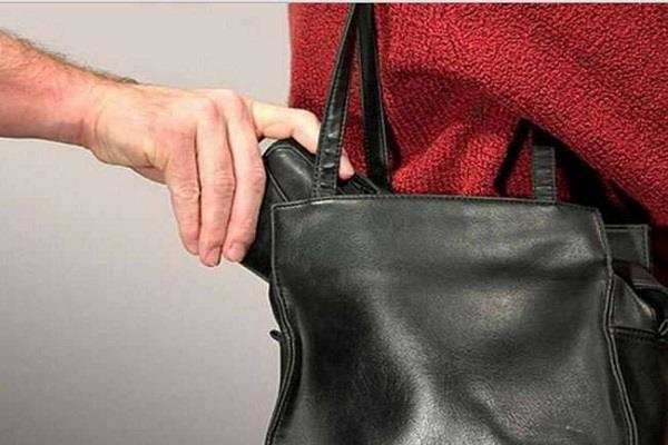 देहरादून-उत्तराखंड रोडवेज का चोर परिचालक ने ऐसे उड़ा दिया महिला का रूपयों से भरा पर्स