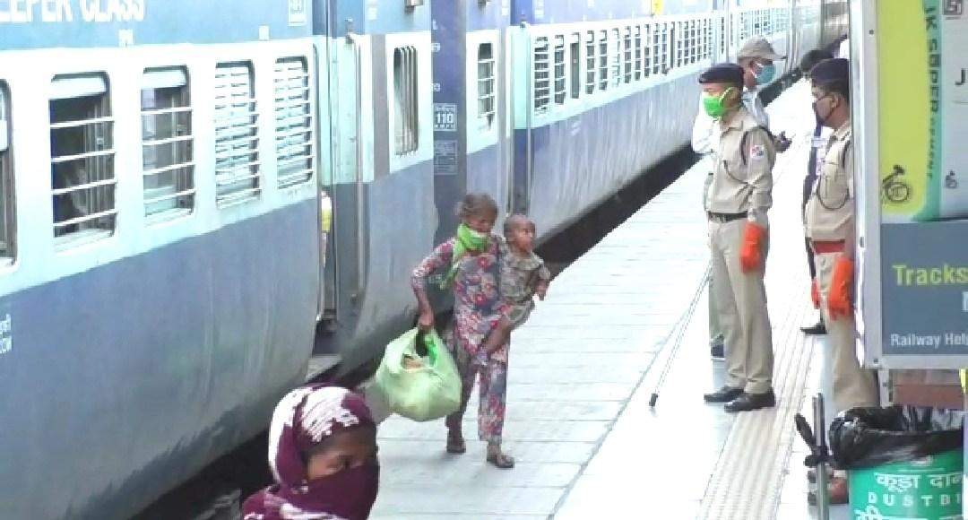 BAREILLY: गुजरात से मजदूरों को लेकर आयी श्रमिक स्पेशल ट्रेन, स्वास्थ्य परीक्षण व खाना खिलाकर पहुंचाया गया घर