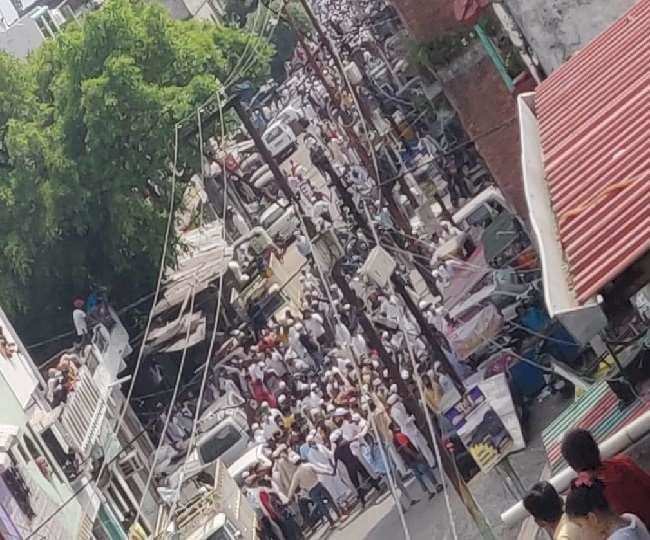 हल्द्वानी-(बड़ी खबर)-बनभूलपुरा में पुलिस और चिकित्सा टीम का विरोध, मुख्य सडक़ पर उतरे लोगों ने टीम को खदेड़ा