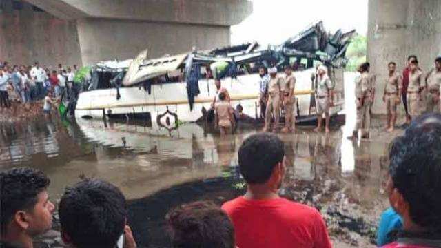 दिल्ली जा रही बस 30 फुट गहरे नाले में समाई, 29 लोगों की मौके पर मौत, 22 घायल