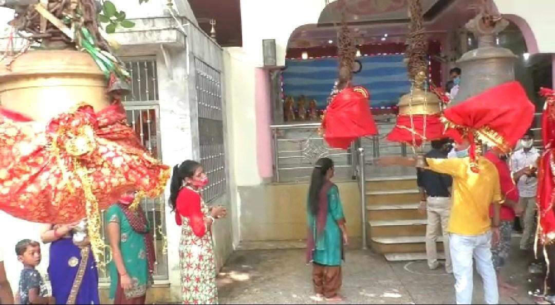 BAREILLY: कोरोना संक्रमण के चलते मंदिरों में भगवान शिव के जलाभिषेक पर रोक, भक्‍त दूर से ही कर रहे दर्शन