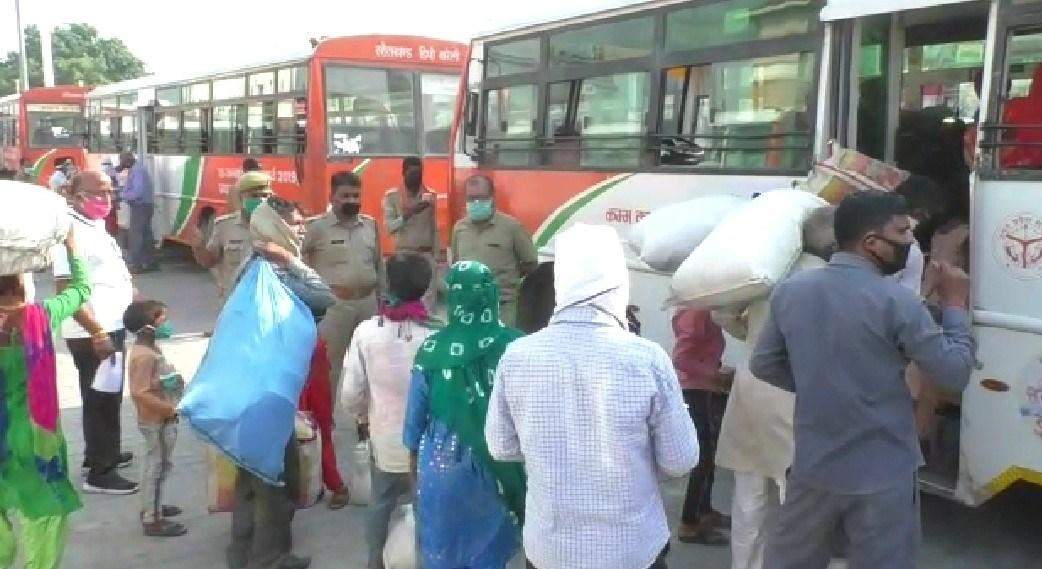 BAREILLY: गुजरात से मजदूरों को लेकर आयी श्रमिक स्पेशल ट्रेन, स्वास्थ्य परीक्षण व खाना खिलाकर पहुंचाया गया घर