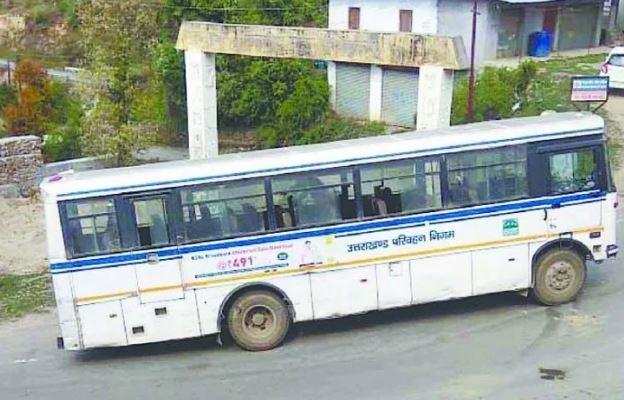 काशीपुर- उत्तराखंड रोडवेज की चलती बस का पहिया निकला, 29 यात्री ने सवार