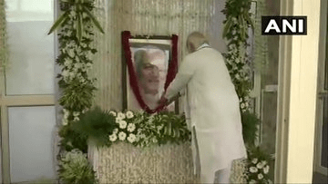 PM मोदी पहुंचे गुजरात, इस कार्यक्रम से पहले पूर्व सीएम को दी श्रद्धांजलि