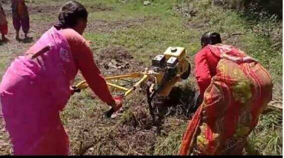 हल्द्वानी-दिल्ली से लौटे नीरज ने बदली गांव की तस्वीर, पहाड़ी खेतों पर महिलायें दौड़ाने लगी ट्रैक्टर