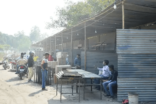 सुभाषनगर, पटाखा बाजार पर  घमासान, आरपीएफ ने खदेड़ा, फिर डीएम की परमीशन पर लगीं आतिशबाजी की दुकानें
