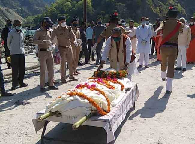 ऋषिकेश-पचतत्व में विलीन हुए यूपी के सीएम योगी के पिता, जेष्ठ पुत्र ने दी मुखाग्नि