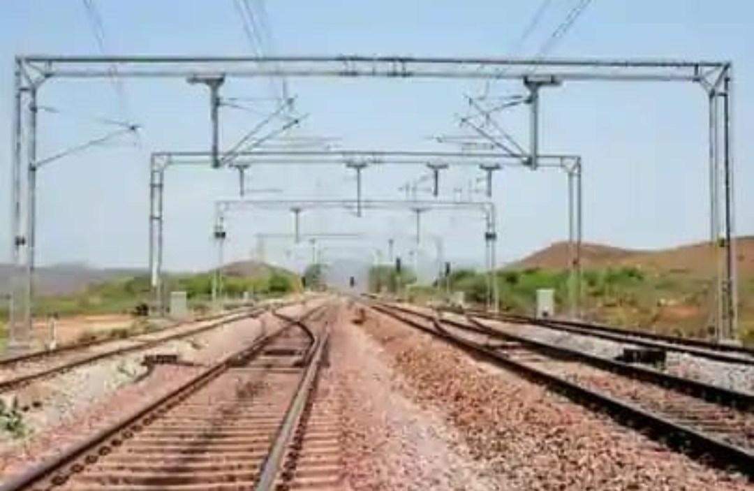 BAREILLY: पूर्वोत्तर रेलवे इज्जतनगर रेल मंडल ने बिछवाई ओएचई लाइन, इलेक्ट्रिक इंजन चलाकर किया जाएगा ट्रायल