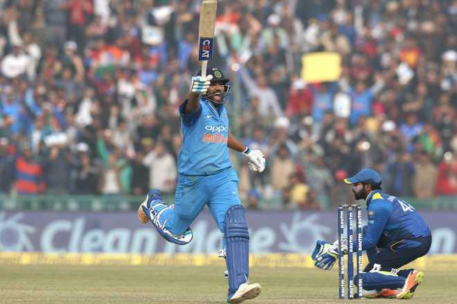 क्रिकेट: रोहित नाबाद 80 पर टिके, भारत के तीन विकेट पर 106 रन