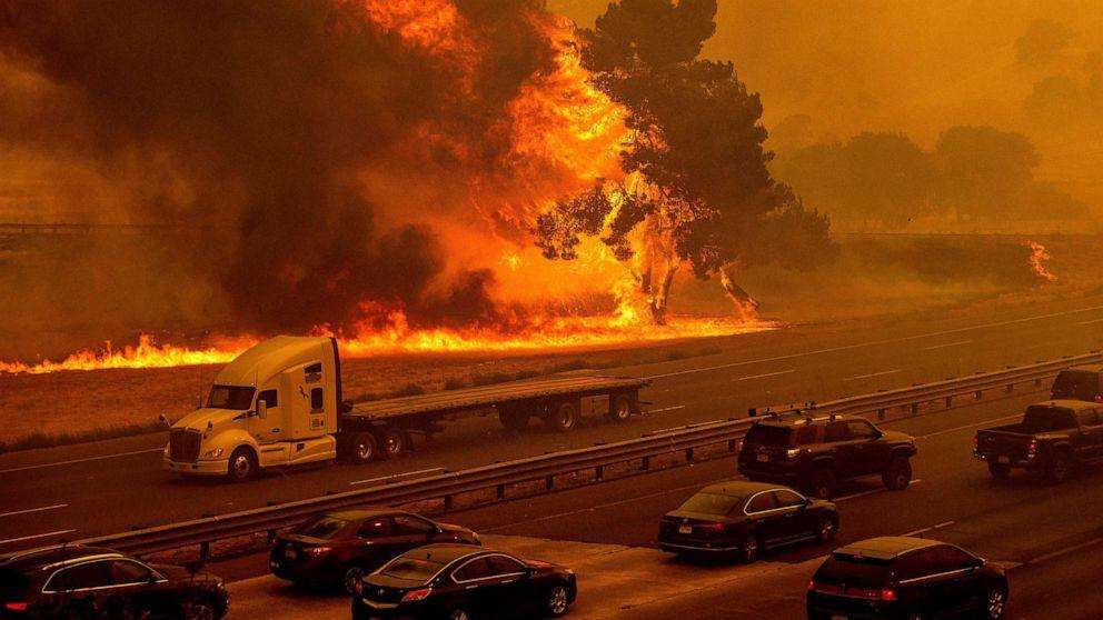 Forest Fire: कैलिफोर्निया में अब तक की दूसरी बड़ी आग, हेलीकॉप्टरों से आग पर अंकुश की कोशिश