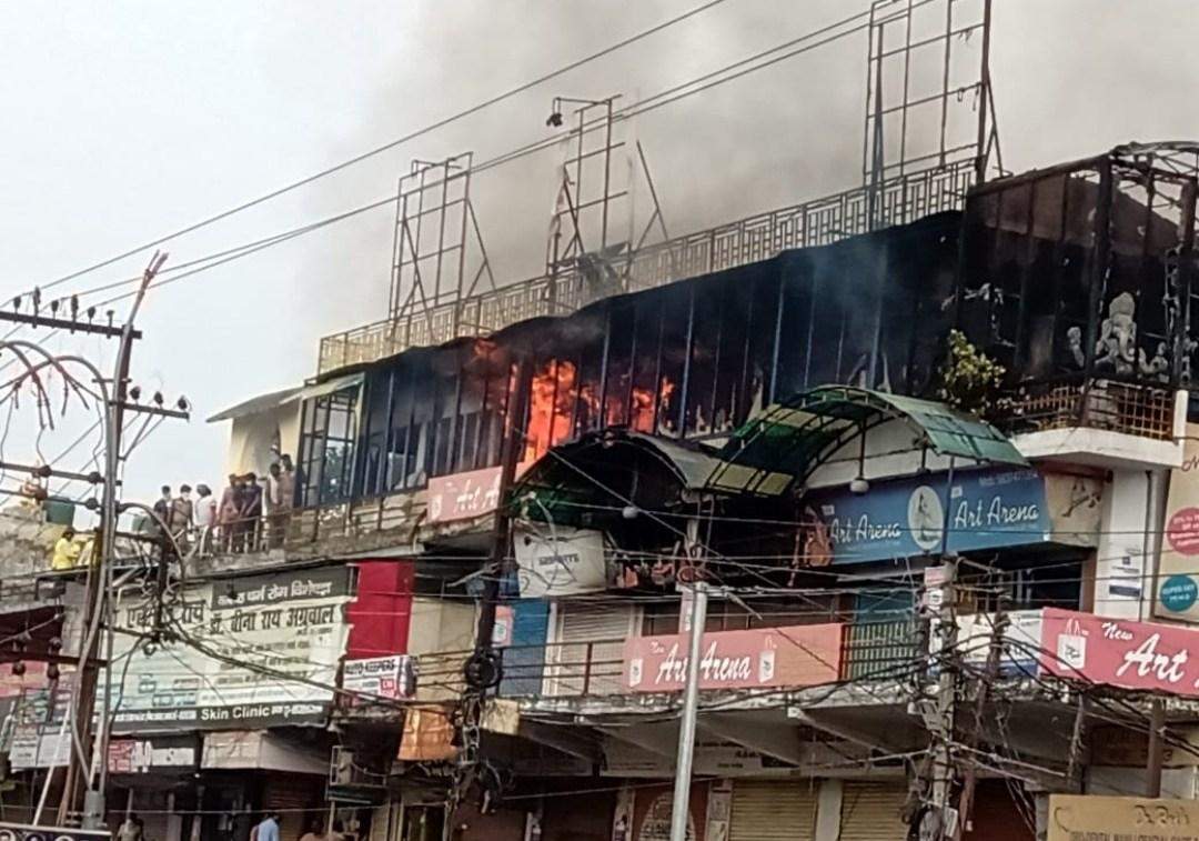 Bareilly BREAKING: कृष्ण लीला स्थल पर लगी भीषण आग, लाखों का माल स्वाहा
