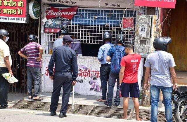 हल्द्वानी-एक दिन में 80 लाख की शराब डकार गई हल्द्वानी, सिर्फ इतनी दुकानों से हुई कमाई