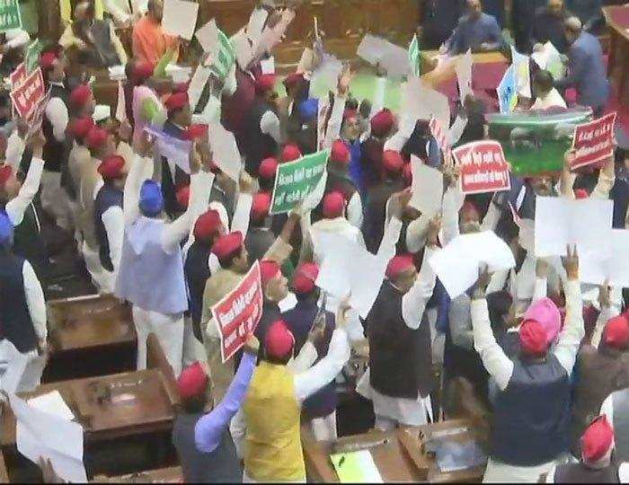 लखनऊ-बजट सत्र में विपक्ष ने सांड लेकर किया प्रदर्शन, सपा-बसपा विधायकों ने राज्यपाल पर फेंके कागज के गोले