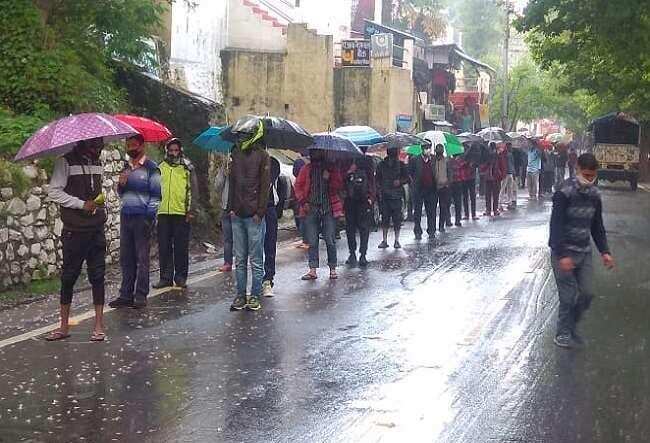 हल्द्वानी-बारिश भी नहीं डिगा पाई शराबियों के कदम, फिर वायरल ये मजेदार तस्वीरें