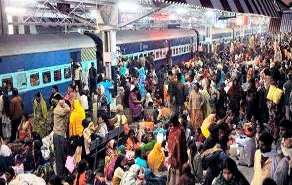 Lucknow : होली के कारण ट्रेनें फुल, बसें ओवरलोड