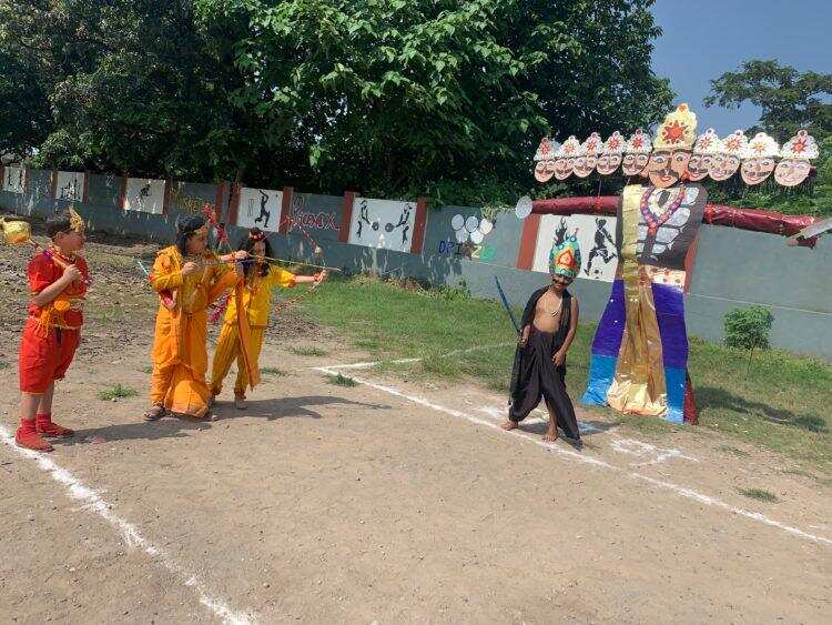 हल्द्वानी- आनंदा एकेडमी में मनाया दशहरा महोत्सव, बच्चों ने पात्र बन जीता दिल