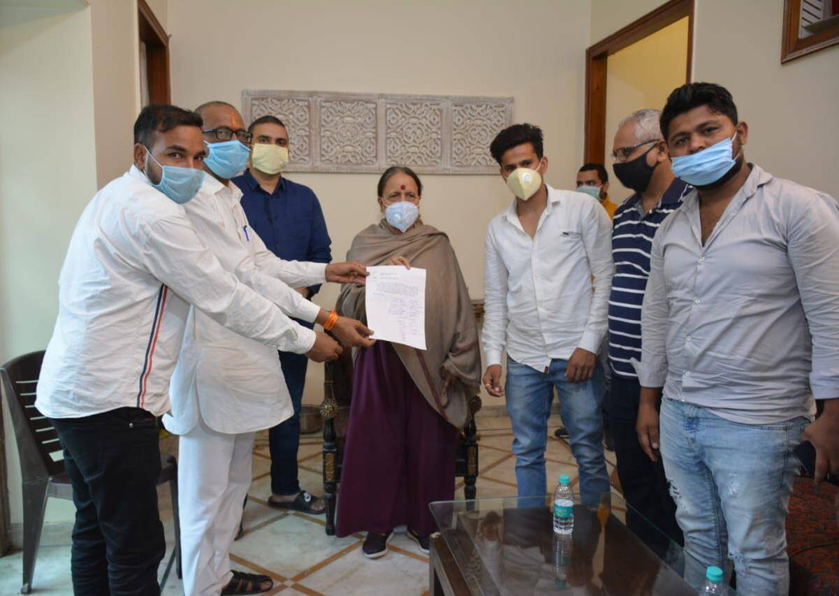 हल्द्वानी-परेशान ठेले-फड़ व्यापारियों ने की इंदिरा हृदयेश से मुलाकात, तो इंदिरा ने लगाया जिले के अधिकारियों को फोन