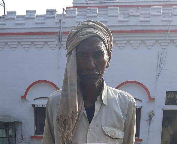 बरेलीः मकान निर्माण में लगी बल्लियों को दबंग ने कार से गिराया, विरोध पर मिली धमकी