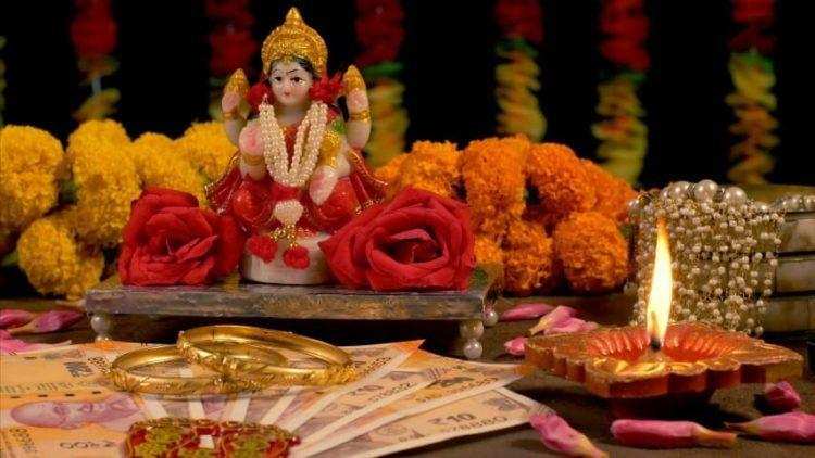 दीपावली पर माता लक्ष्मी की खील-बताशे से ही क्यों की जाती है पूजा, वजह है ये खास