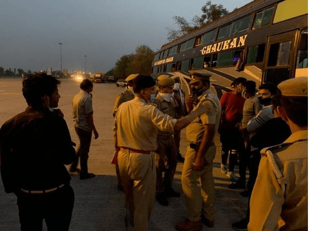 यूपी: यमुना एक्सप्रेस वे पर बस को हाईजैक कर यात्रियों से लूटपाट