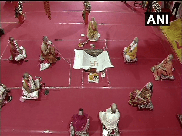 Ayodhya: प्रधानमंत्री नरेंद्र मोदी ने किया श्रीराम जन्मभूमि की आधारशिलाओं का पूजन, जानें कहां रखी जाएगी ये आधारशिलाएं